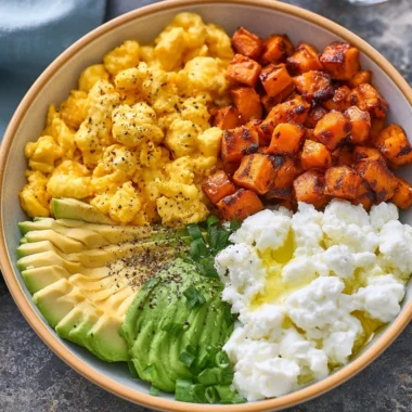 Healthy high-protein breakfast bowl filled with fresh ingredients.