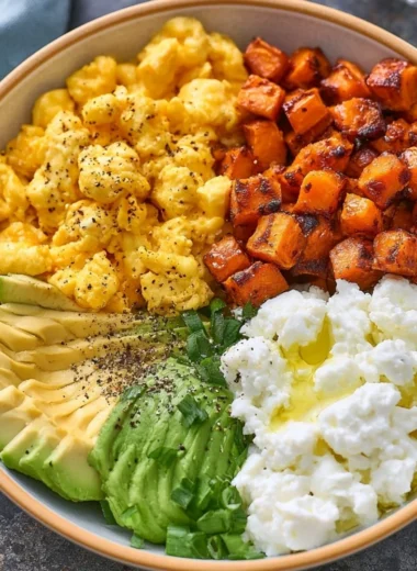 Healthy high-protein breakfast bowl filled with fresh ingredients.