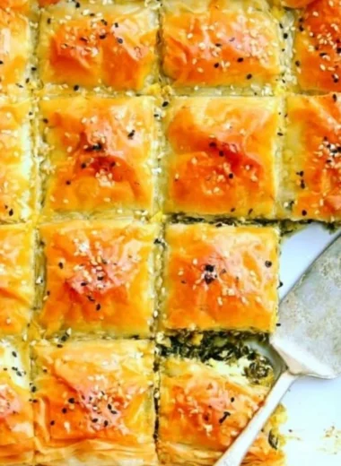 Easy and delicious homemade spinach pie recipe with fresh ingredients.