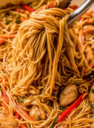 Delicious bowl of quick and easy chicken lo mein with vegetables and noodles